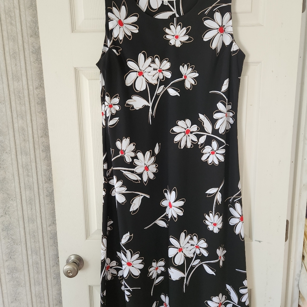 Women's flowered midi sundress.